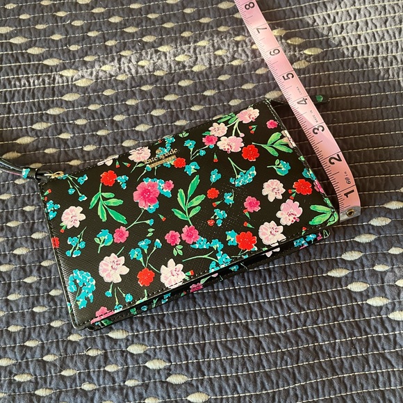 Kate spade wristlet. Like new. - Picture 2 of 4